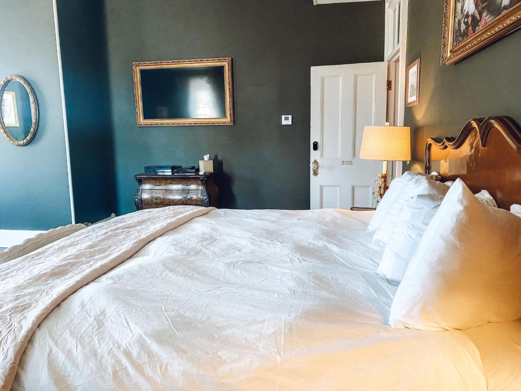Historic Knox Hotel - Deluxe Triple Room