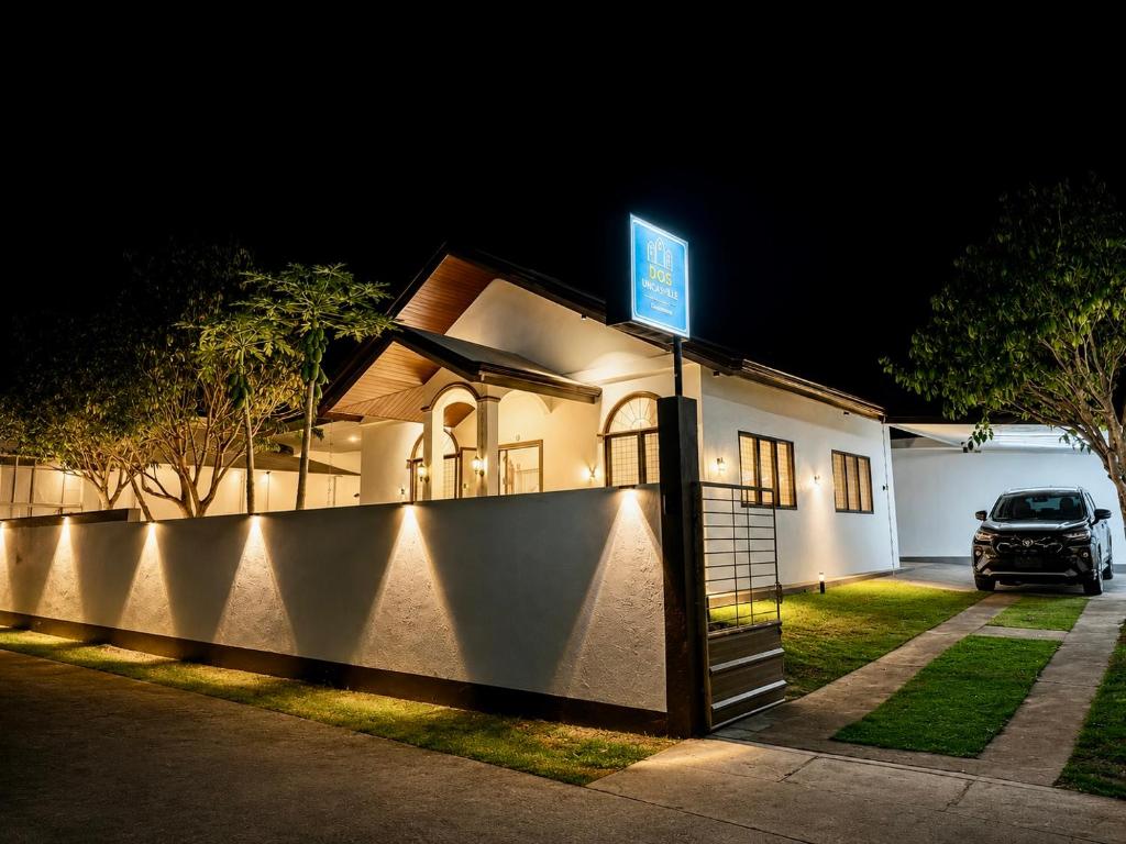 a house with a blue sign in front of it at DOS Unica Hija Hometel by TahZora in Valencia