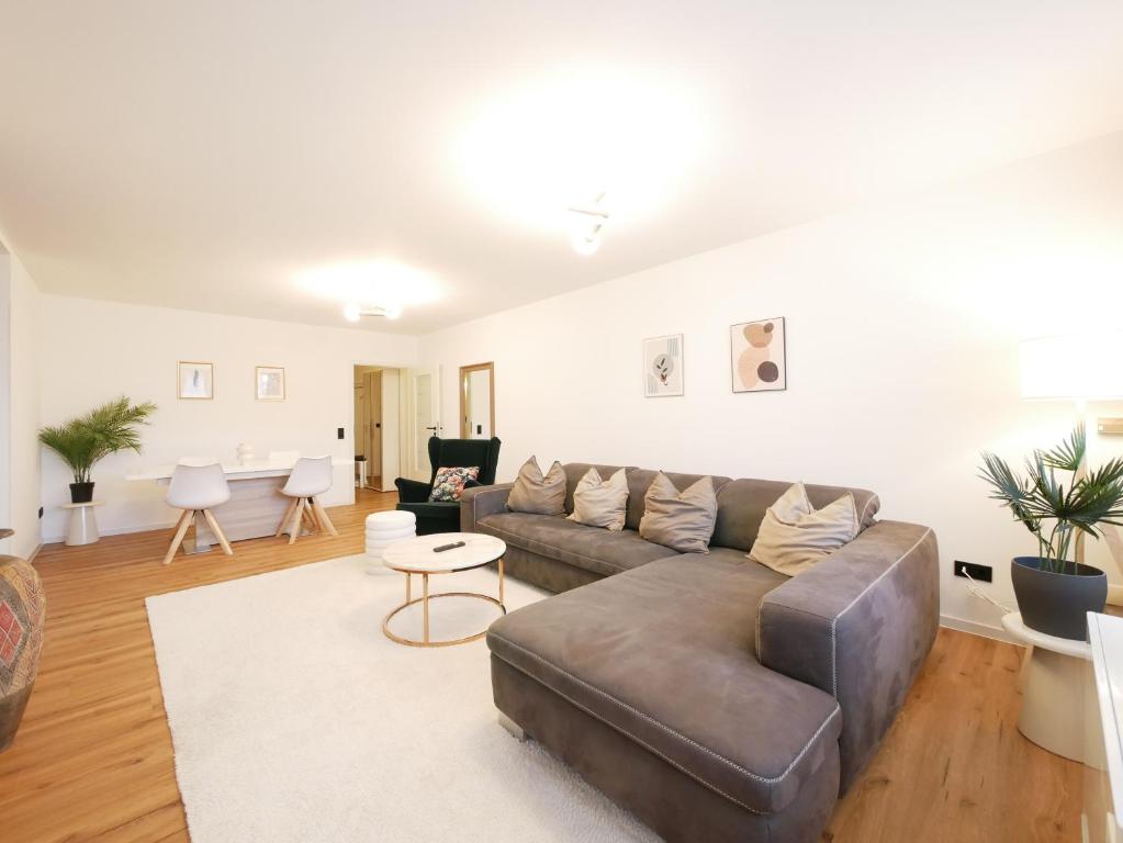 a living room with a couch and a table at 61 m2 Erdgeschosswohnung mit eigenem Parkplatz vorm Haus in Osnabrück