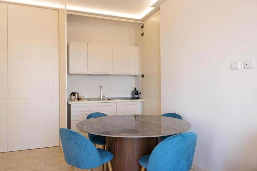 Tiffany & Mayfair Lifestyle Suites by Babylon Stay - Deluxe One-Bedroom Apartment