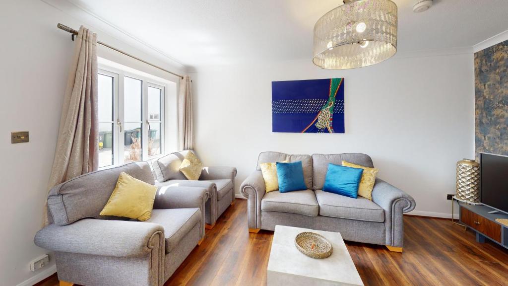 a living room with two couches and a tv at Buckland Mews in Abingdon