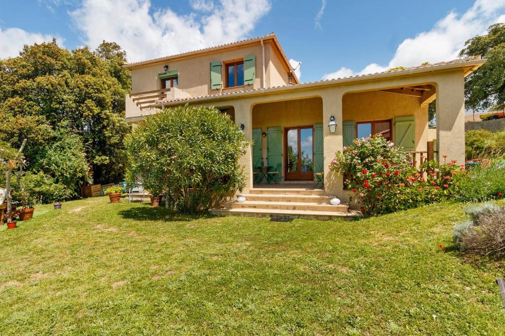 a house with a grass yard in front of it at Gite Mare e Monti in Vico