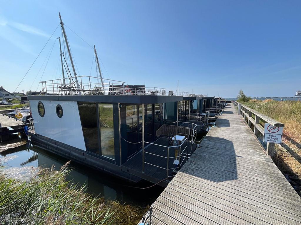 a boat is docked at a dock at Sea Lodge in Vieregge