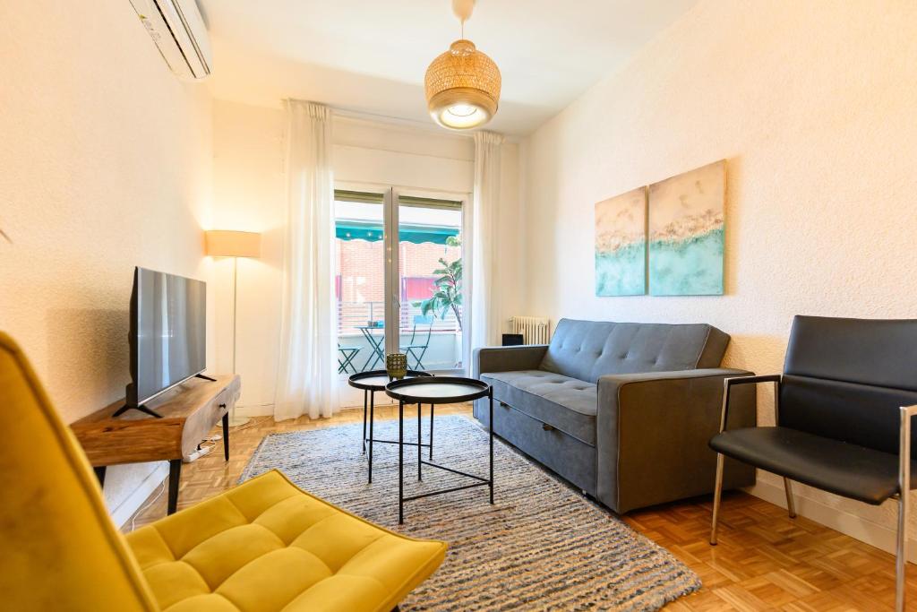 AZA14 - Amplio Piso de 3 dormitorios, 2 baños y terraza, en Chamartín, Madrid