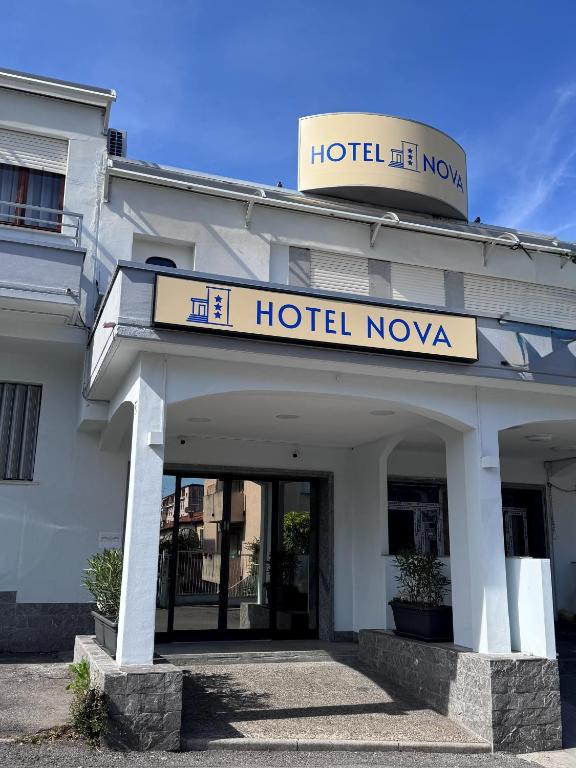 ein Hotel Nova mit einem Schild darauf in der Unterkunft Hotel Nova in Varese