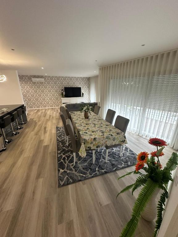 a living room with a dining table and chairs at Apartamento As T3 Pombal in Pombal