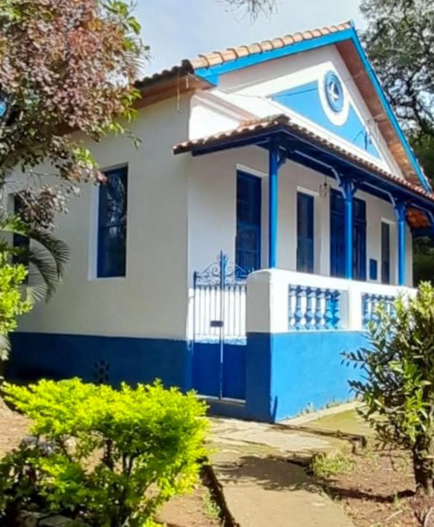 a house with blue and white paint on it at Refúgio Casarão in Passa Quatro