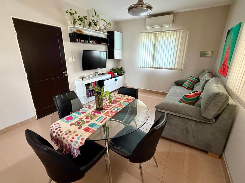 a living room with a glass table and a couch at Verde Limón - Casa compartida in San Salvador de Jujuy