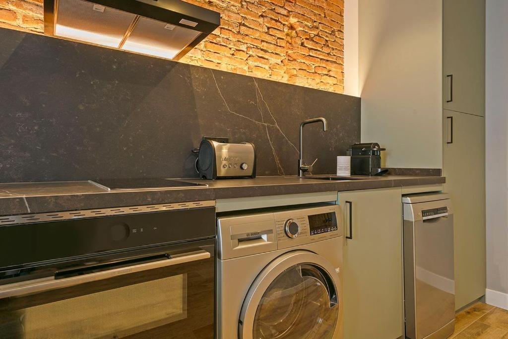 The Orbit Apartments - One-Bedroom Deluxe Apartment