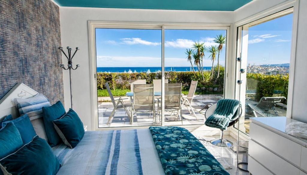 Penthouse - panoramic sea-view rooftop, Port Vauban