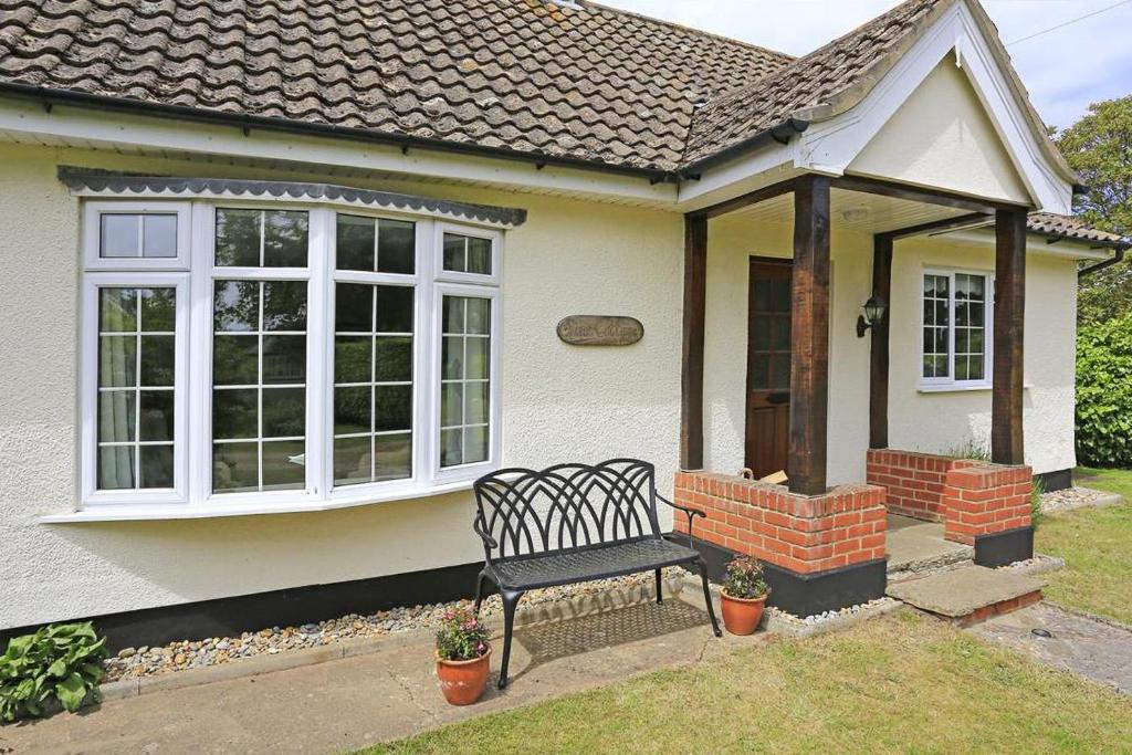 a bench sitting outside of a house at 3 Bed in Aldringham oc-pcot in Aldringham