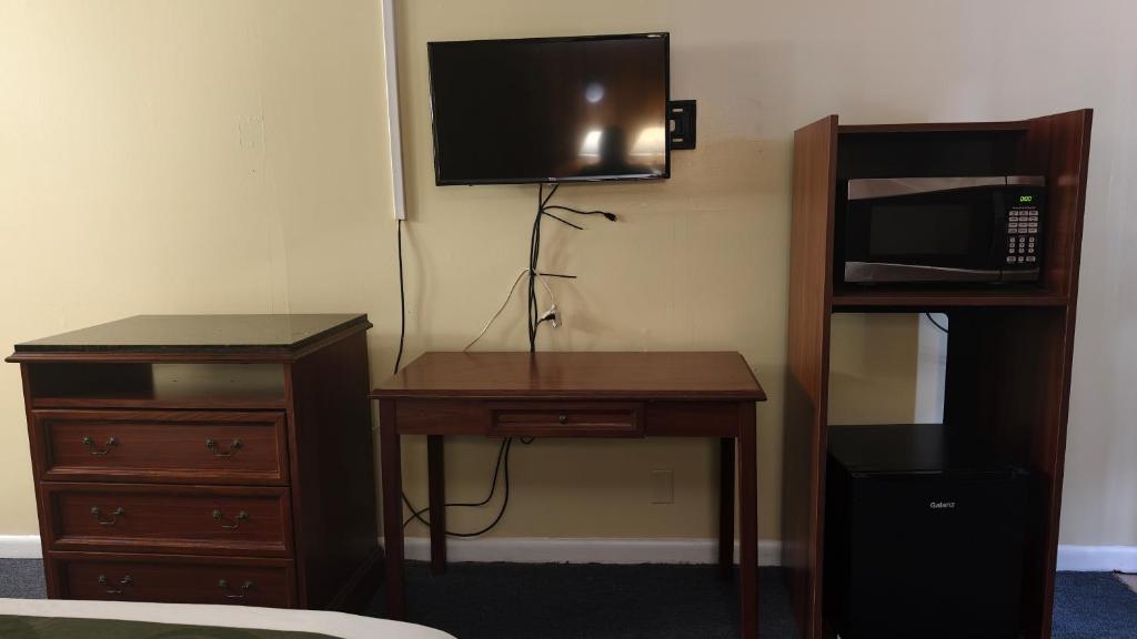 Liberty Inn Scottsboro Near Lake Guntersville - King Bed Non-Smoking