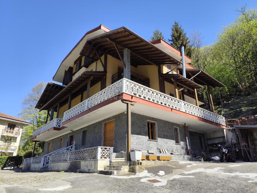 un edificio che viene costruito su una montagna di Appartamenti Alpi Graie - Cantoira a Cantoira