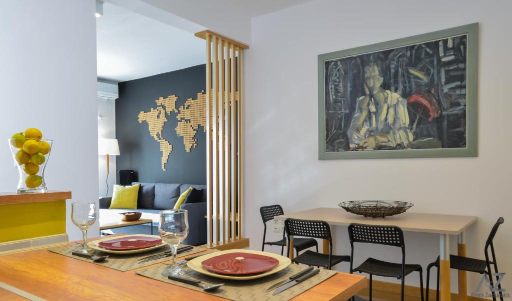 una sala de estar con una mesa y un mapa en la pared en Phaedra Apartment, en Atenas