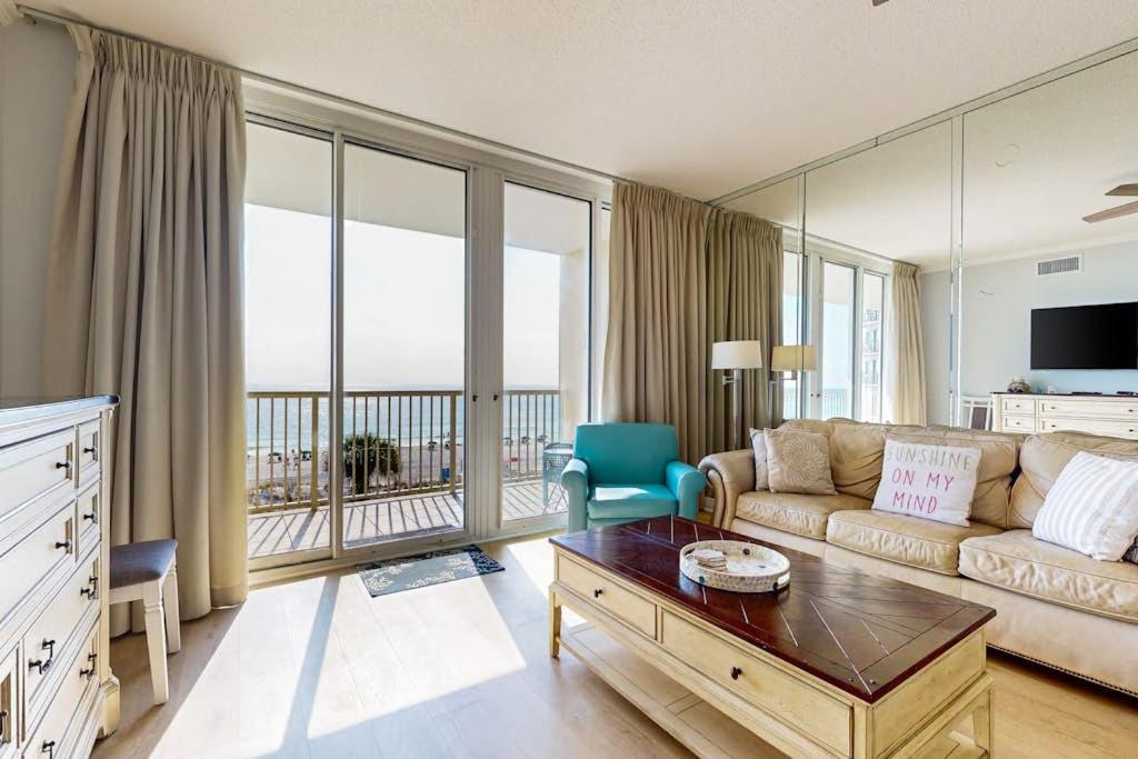 Gorgeous corner unit with plenty of space shared pool and beach access, Destin, FL