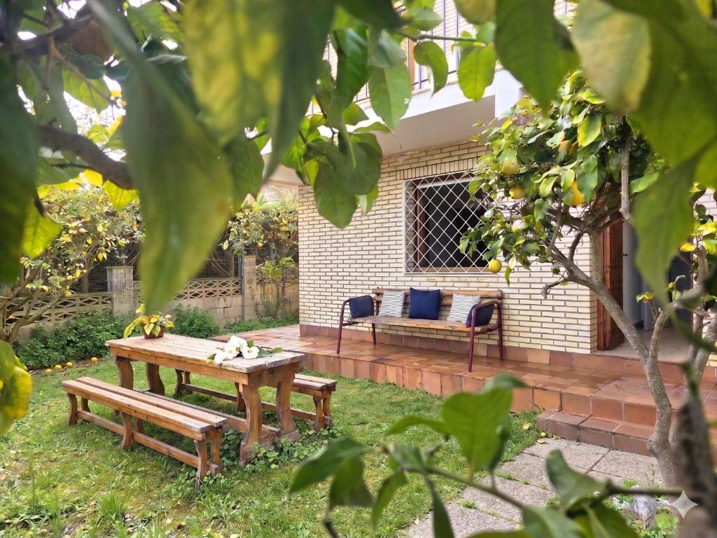 a picnic table and bench in a yard at Apartamento El Hayedo 20808 in Argoños