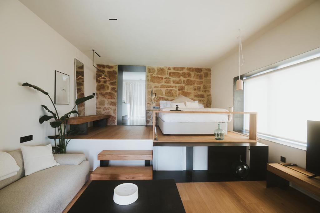 a living room with a bath tub and a couch at Los ojos del Alai in Labastida