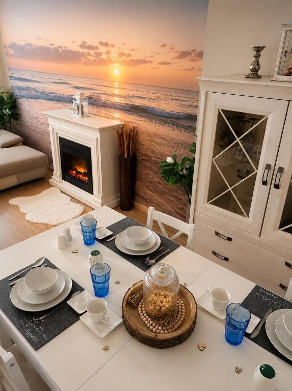 ein Esszimmer mit einem Tisch und Meerblick in der Unterkunft Ferienwohnung Lakeside in Heiligenhafen