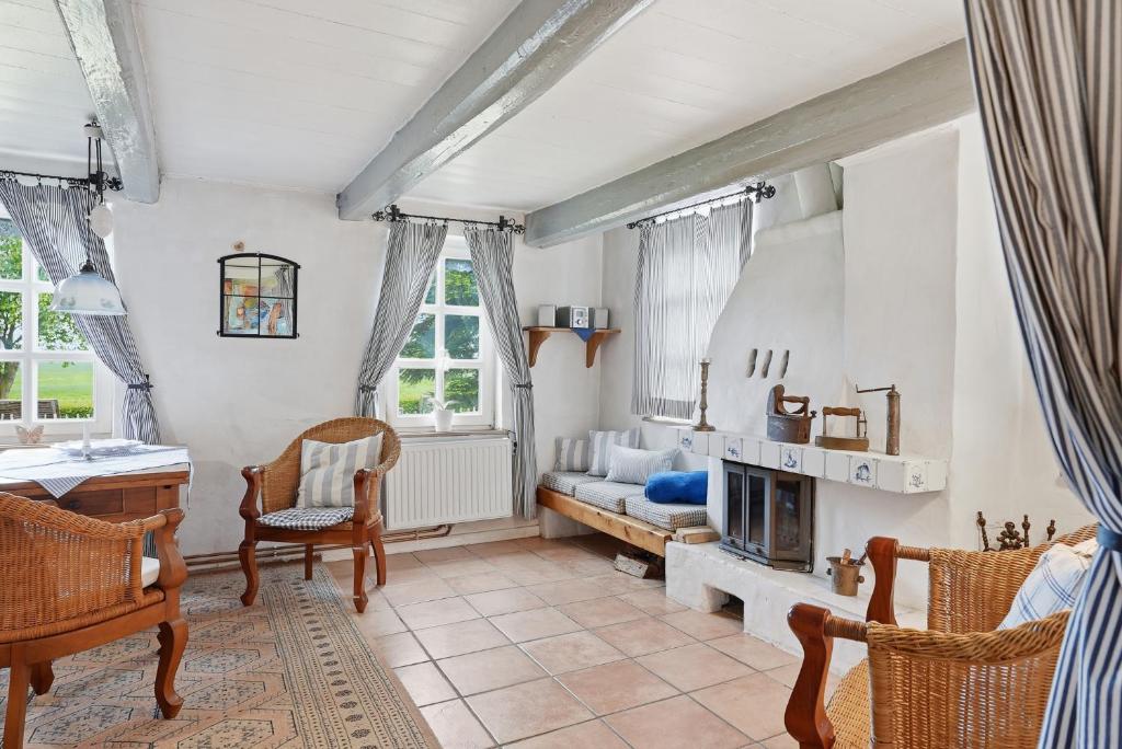 a living room with a couch and a fireplace at Kieke Wiet in Greetsiel