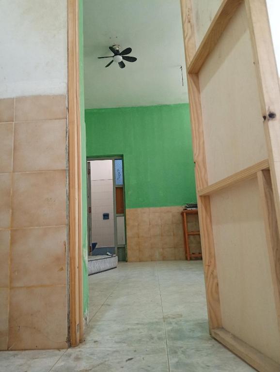 an empty room with a green wall and a ceiling at Casona Morin in Piura