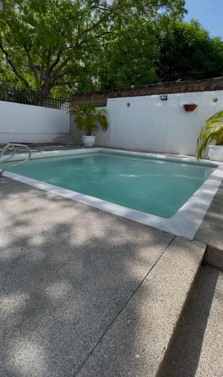 a swimming pool in the middle of a driveway at 10 Caribe, tranquilidad y Casa Familiar in Rodadero