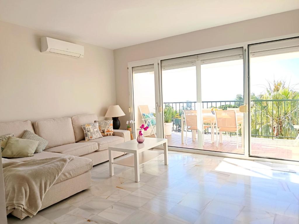Lovely 3 bedroom duplex with pool & great sea view