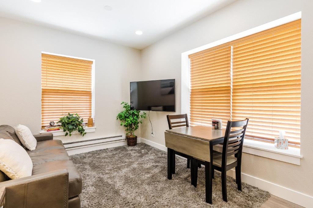 Aisling Suites - Deluxe One-Bedroom Apartment