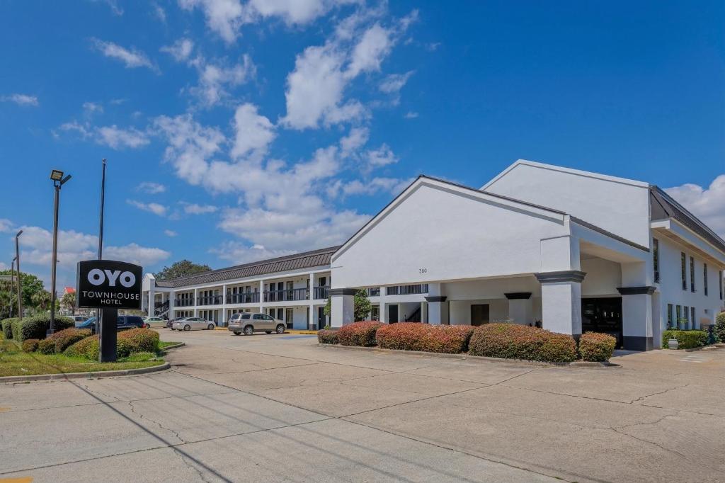 a office building with a avg sign in front of it at Townhouse Fort Walton Beach Hurlburt Field in Mary Esther