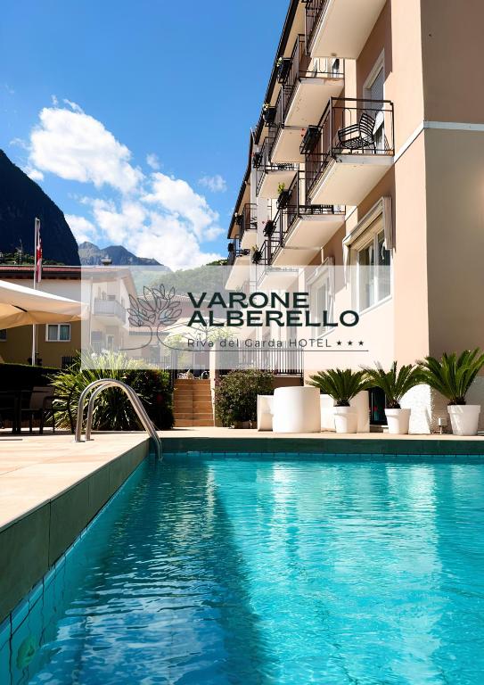 ein Schwimmbad vor einem Gebäude in der Unterkunft Hotel Alberello - Varone in Riva del Garda