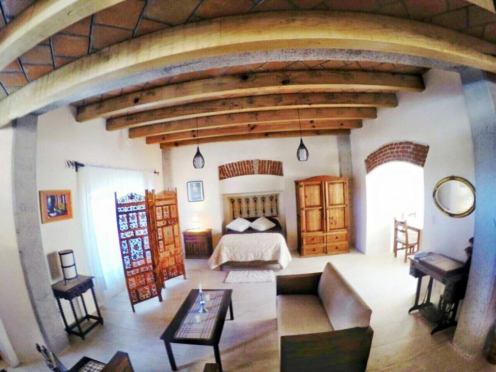 een slaapkamer met een bed in een grote kamer bij Hostal el Dulce Nombre in Huamantla