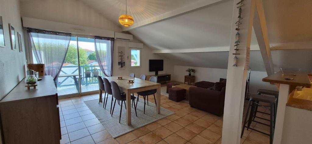 a kitchen and living room with a table and chairs at APPARTEMENT T2 proche de l'océan in Capbreton