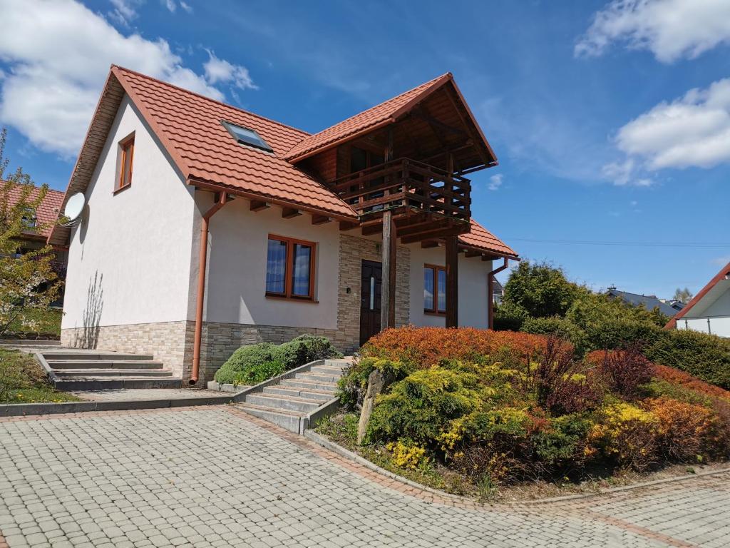 a small white house with a red roof at Noclegi u Gosi w Polańczyku in Polańczyk