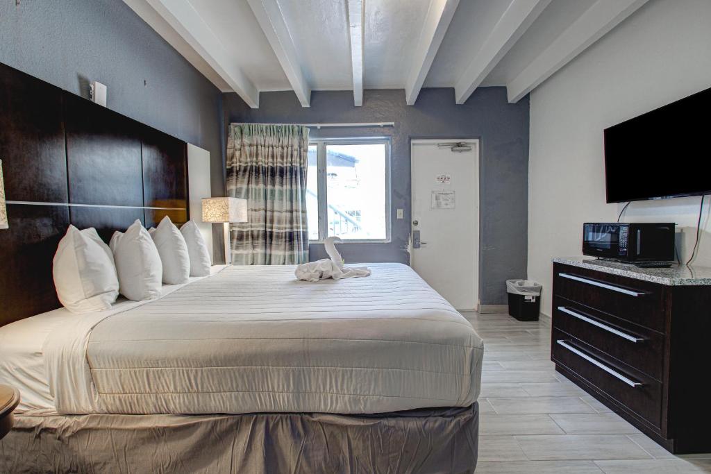 Beach House Inn with POOL & Hot Tub photo
