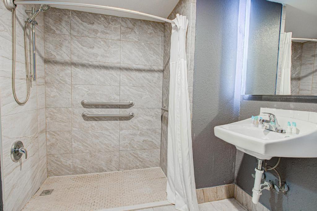 Beach House Inn with POOL & Hot Tub photo