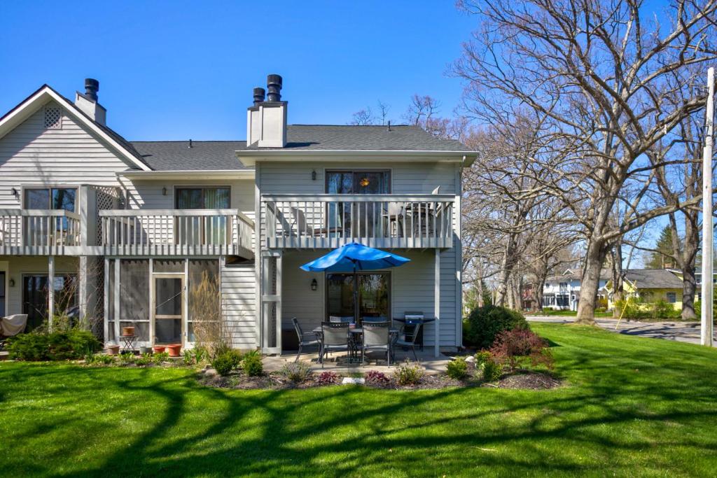 a house with an umbrella on the front yard at Bird's Nest -2BR Downtown Saugatuck Walkable in Saugatuck