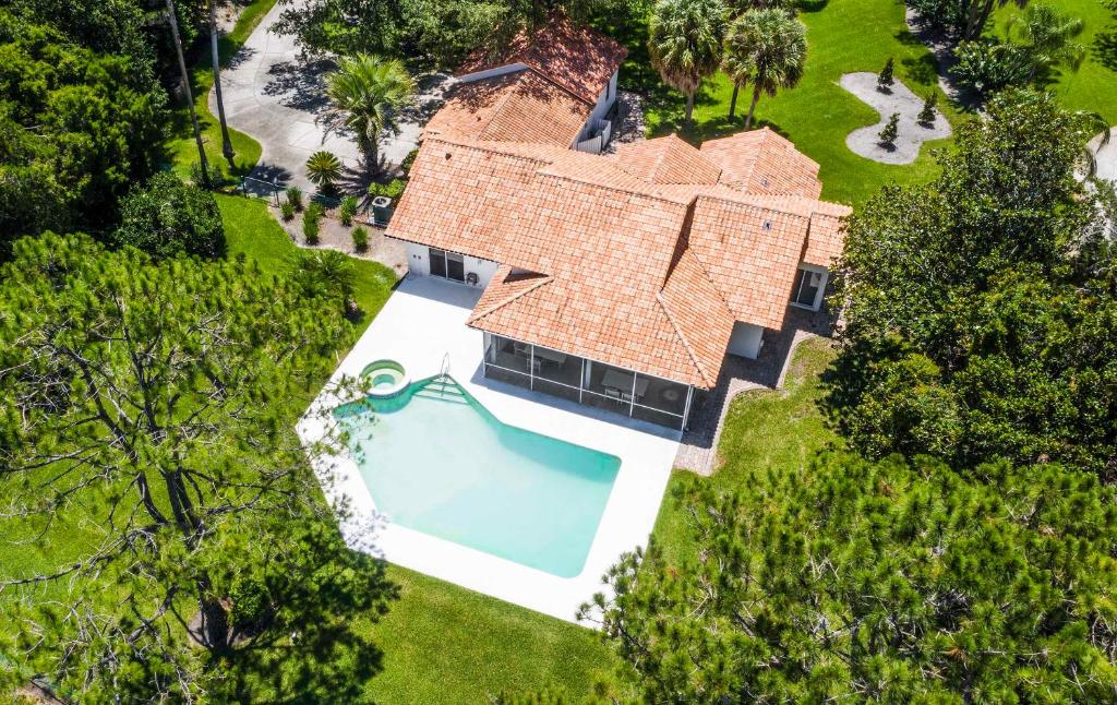 an overhead view of a house with a swimming pool at SWISS 23 - Lake Stephanie in Clermont