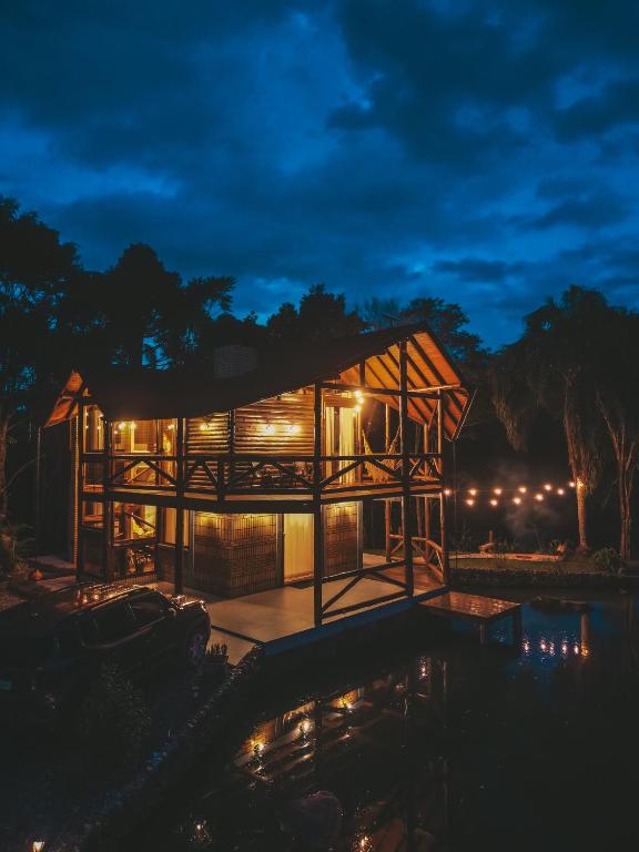 a house lit up at night with lights at Refugio Poço do Cânion in Alfredo Wagner