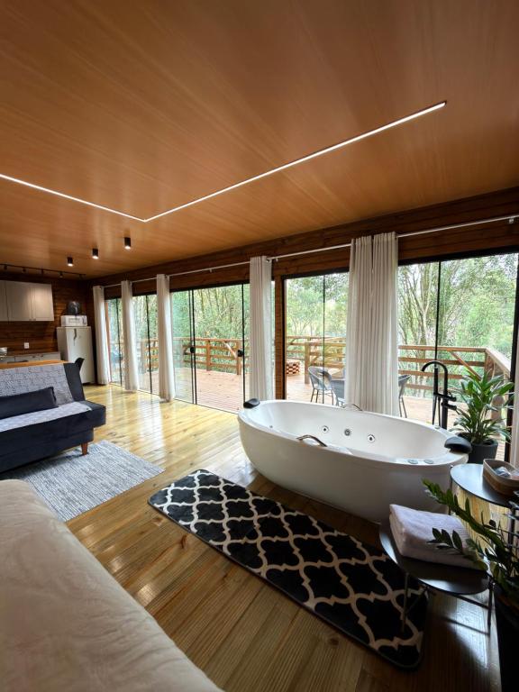 a large bathroom with a large tub in a room at Cabana Penélope in Alfredo Wagner