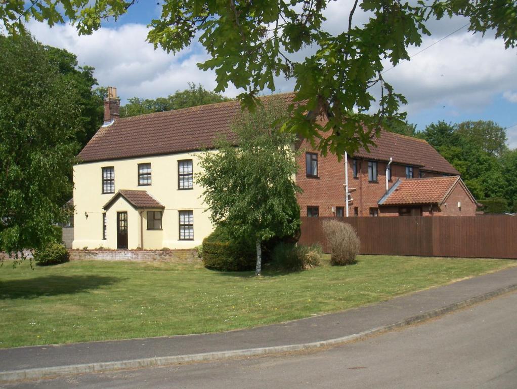 Casa blanca grande con techo marrón en Church Farm Guest House, en Horsford