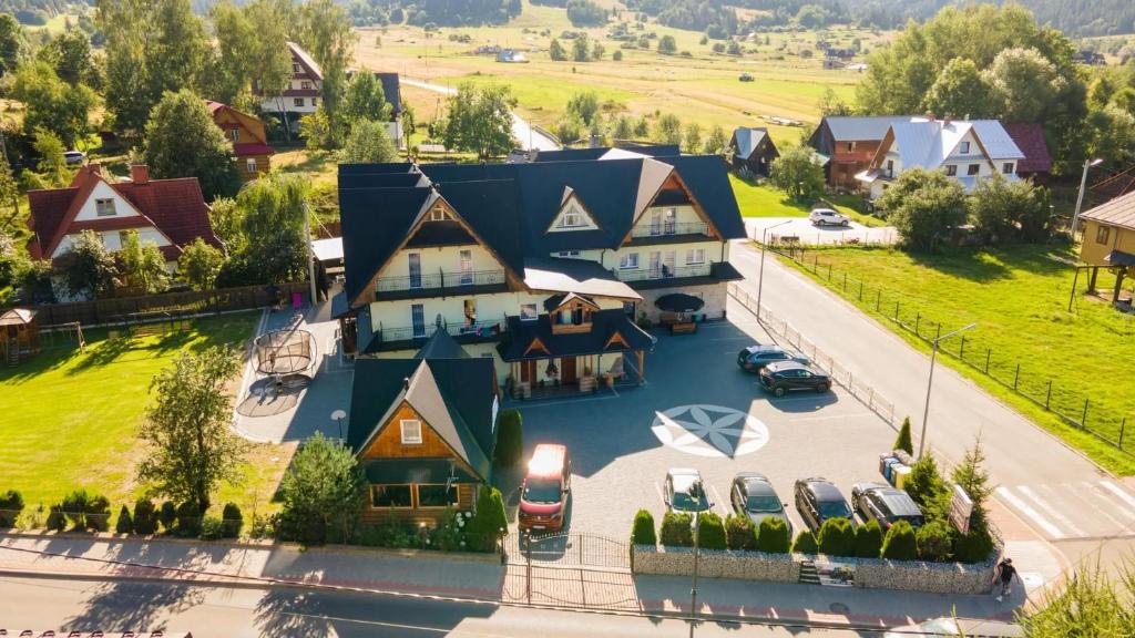 an aerial view of a house with cars parked in a driveway at DW u Rafała i Joanny in Białka Tatrzańska