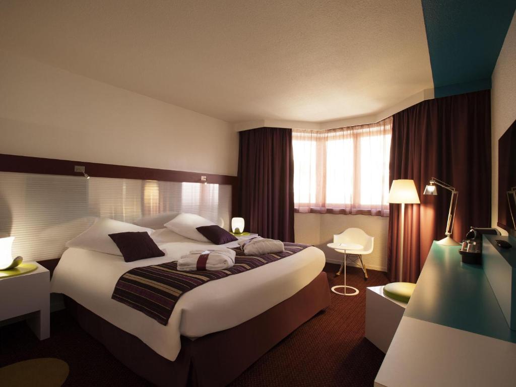 a bedroom with a large bed in a hotel room at Mercure Strasbourg Centre in Strasbourg
