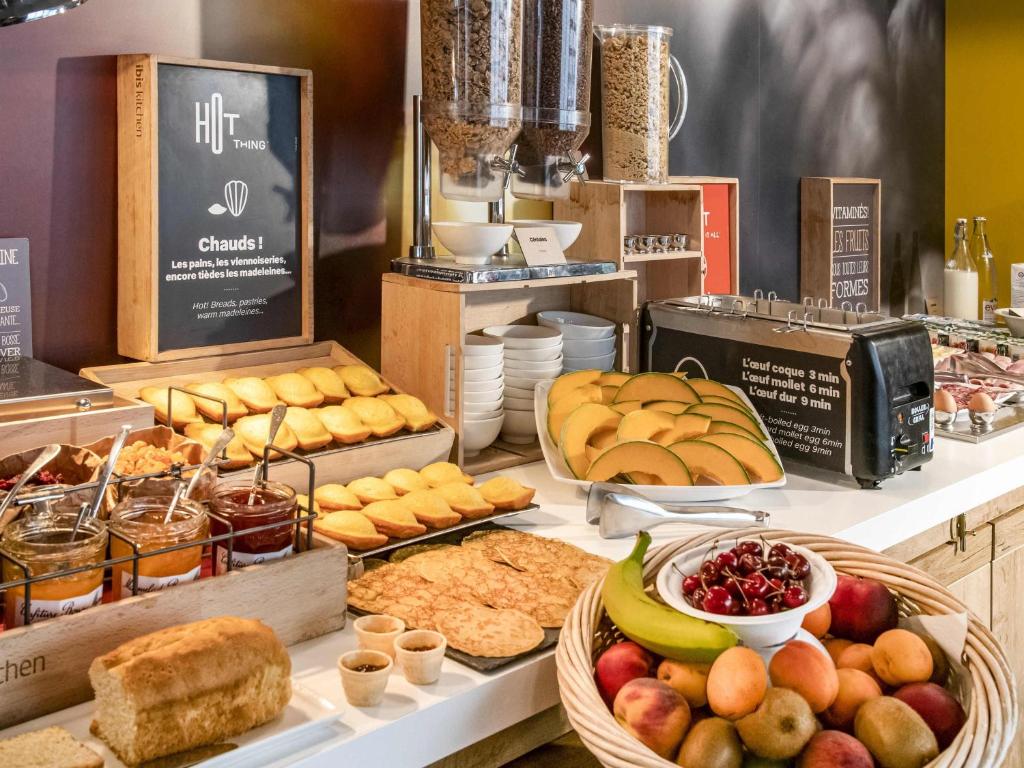 a buffet with various types of bread and other foods at ibis Gap Centre in Gap