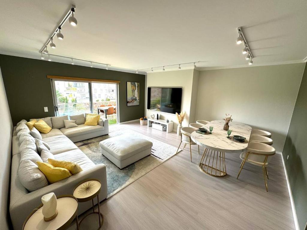 Spacious 3 Bedroom Apartment for 6 Near Beach