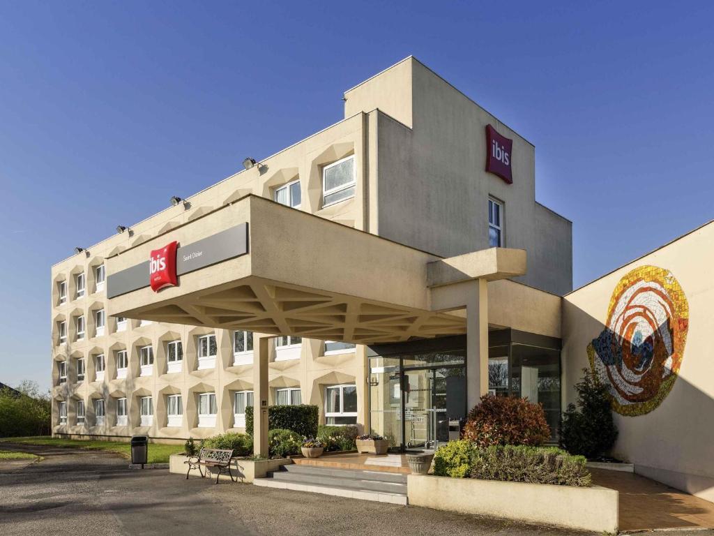 a hotel building with a sign in front of it at ibis Saint Dizier in Saint-Dizier