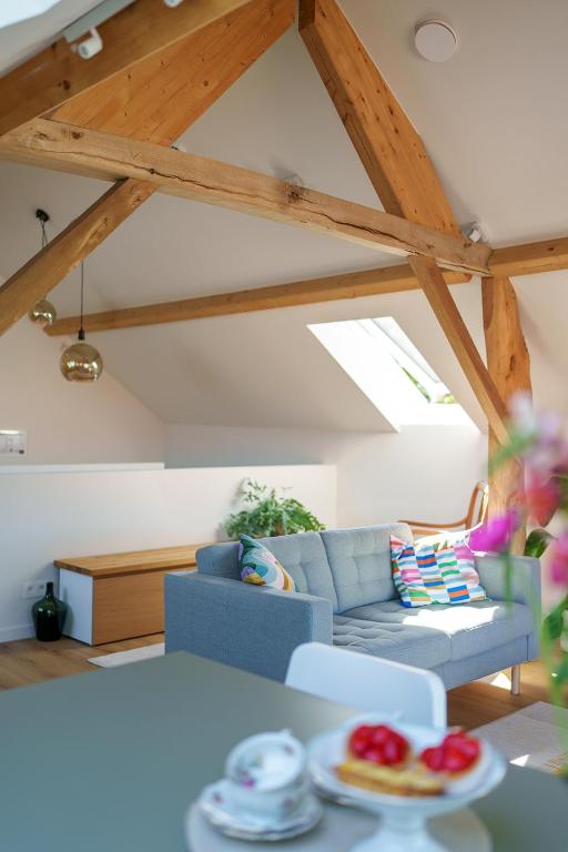 a living room with a blue couch and a table at Vakantiewoning De Woestijn - Den Ast in Roosdaal