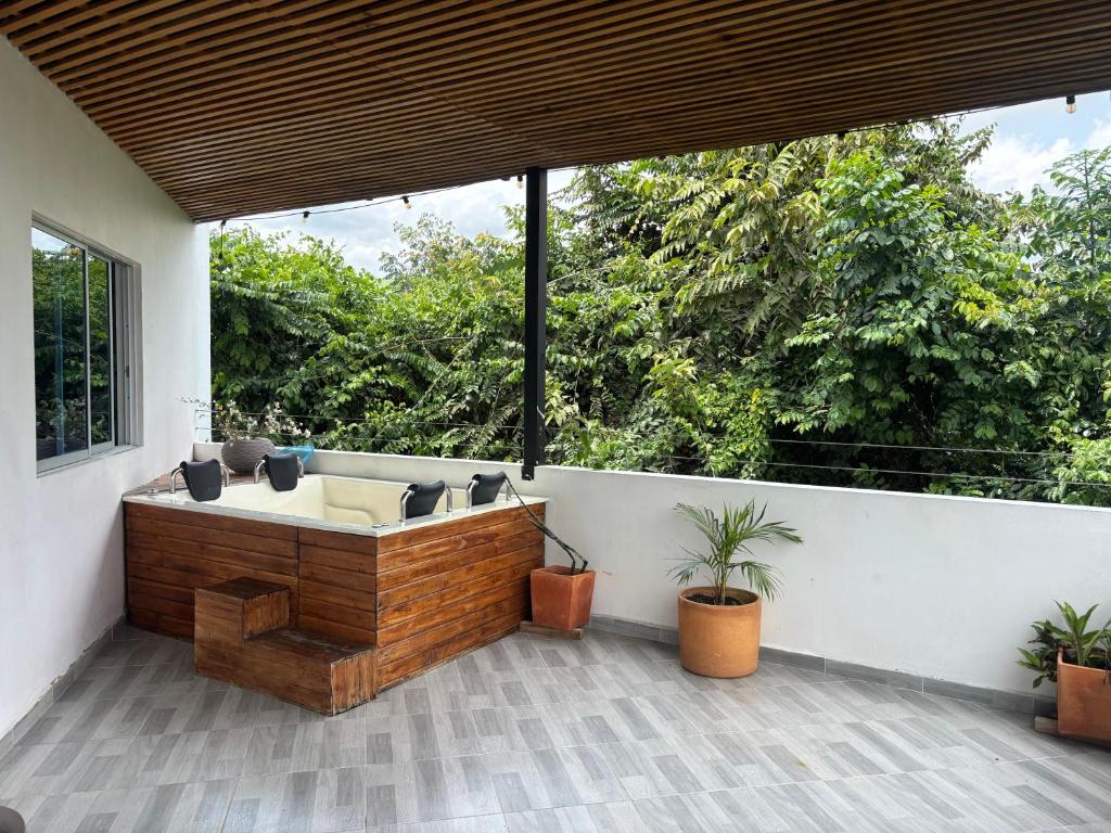 a deck with a bath tub on a patio at Penthouse Jacuzzi Vista Serena cerca a centro Anapoima in Anapoima