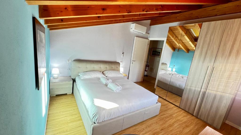 a bedroom with a large white bed in a room at Colico Zen House in Colico