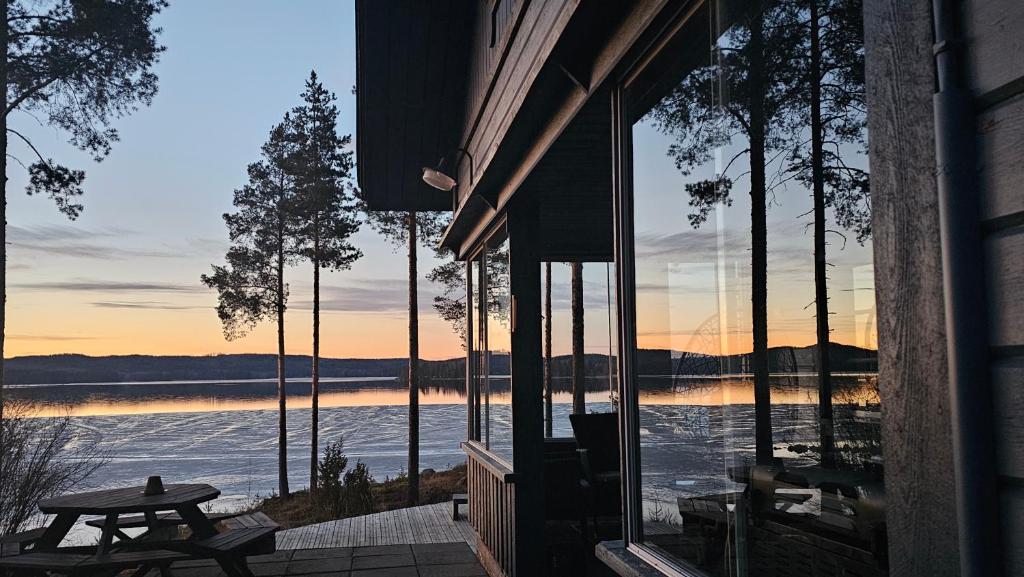 a view of a lake from the outside of a building at Mökki järven rannalla, Matkailukartano Kivennapa in Pieksänkoski