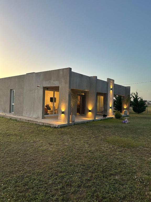 a large concrete house in a field with a yard at Quinta Narbaiz in Estación Nueve de Julio Sur
