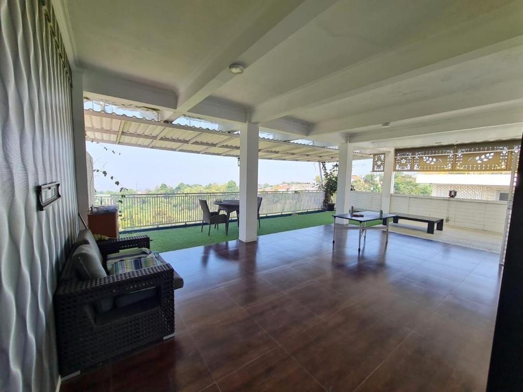 a living room with a couch and a table at Villa Mahlin 3 kamar in Tutugan